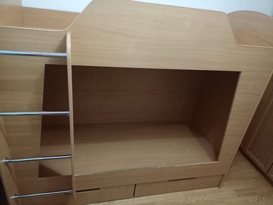 Двух ярусная кровать детская, состаяение хорошое, качкестаенное дерево