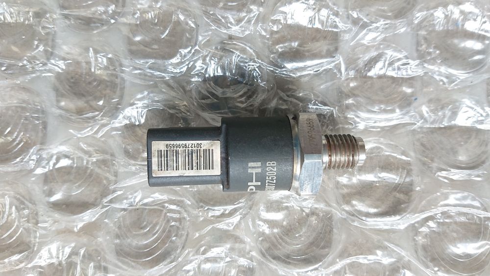 Горивен разпределител и датчик високо налягане  за форд фокус .