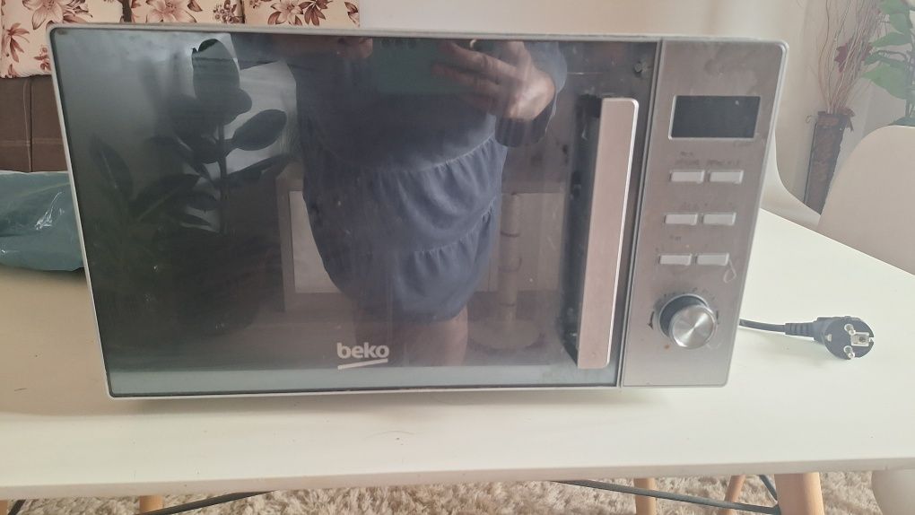 Vând cuptor microunde Beko