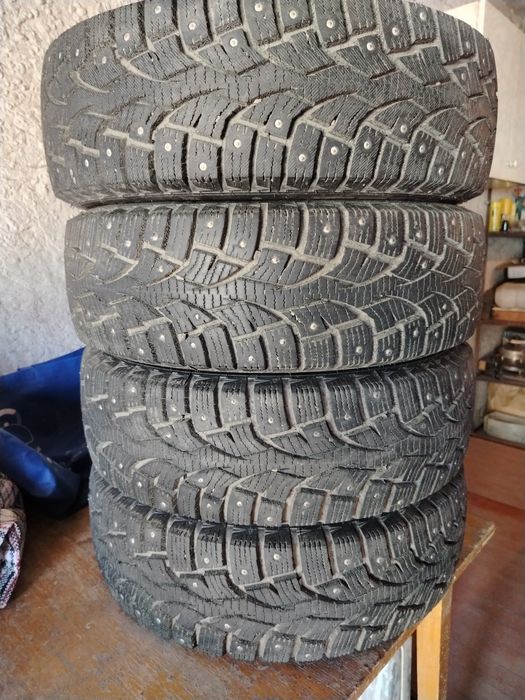 Продам шины шипованные