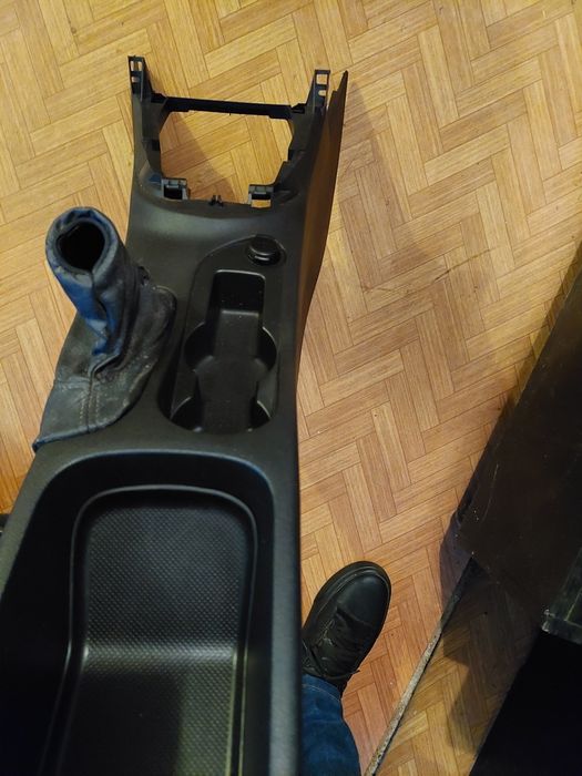 308 1.6 D 2011г. Конзола между предни седалки