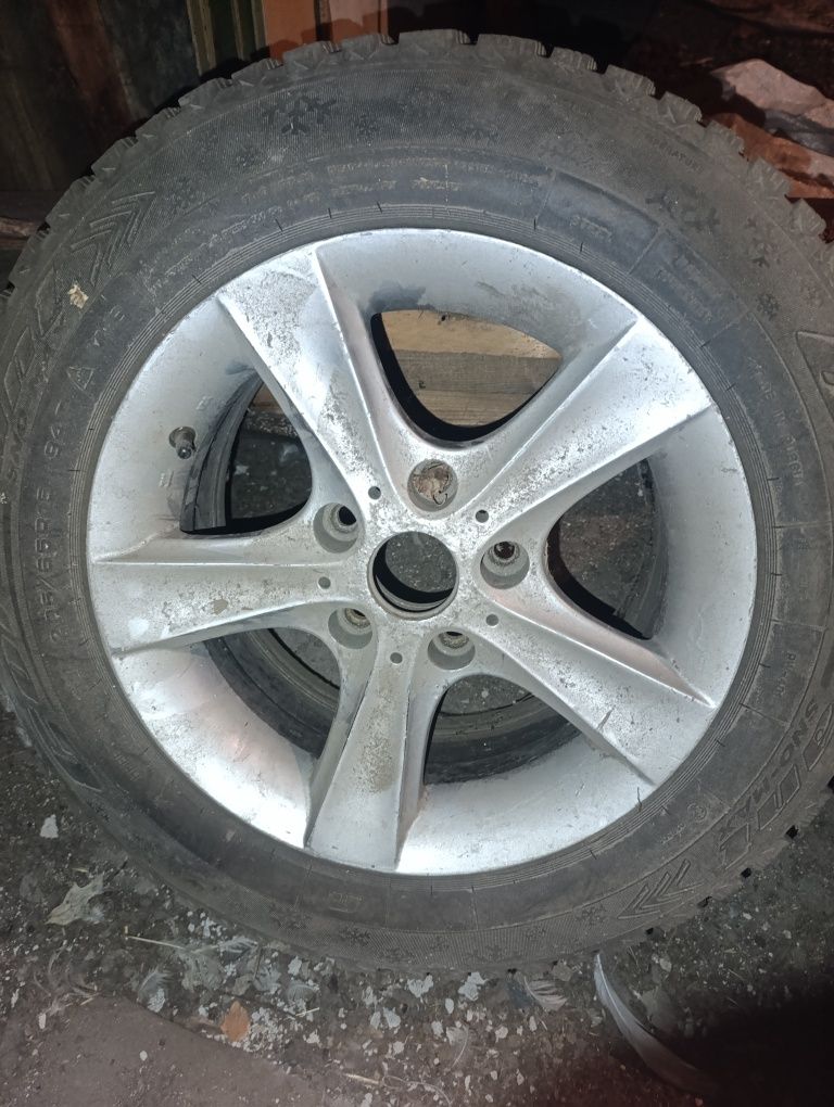 2 колеса зимние,шипы R15 торг