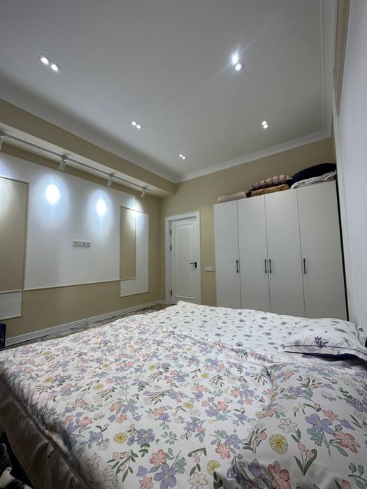 3 xonalik kvartira sotiladi. 1-etaj 92 kv lik xonadon.