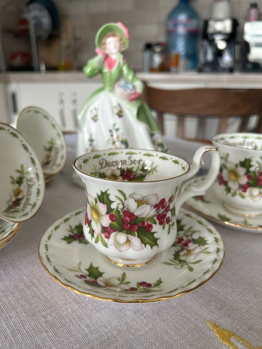 Сет за кафе Royal Albert 
Порцеланова фигура Sweet Holly