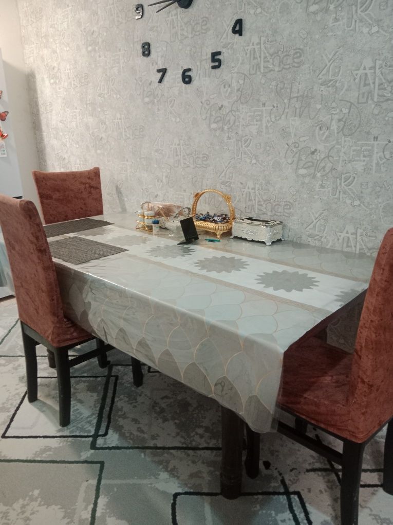 Продам стол со стульями 5 стульев