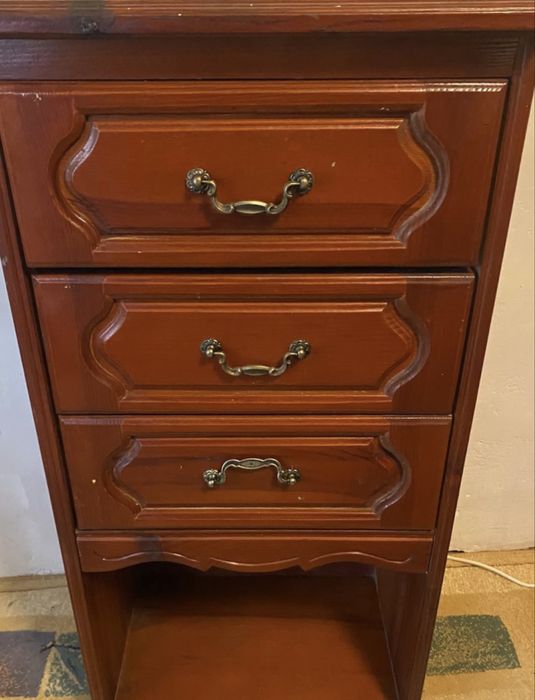 Класическо дървено шкафче с 3 чекмеджета