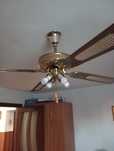 Vând lustra cu ventilator