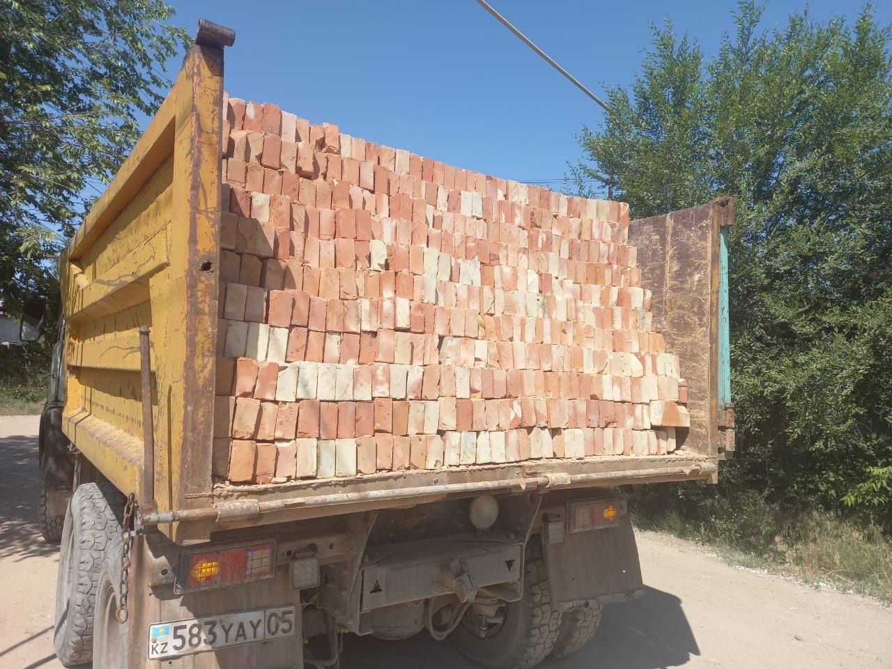 Красный жженый кирпич