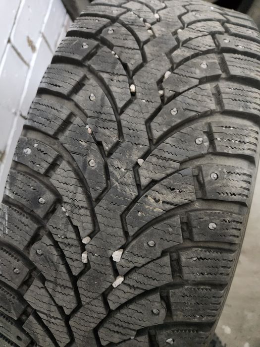 Шины зимние шипованные б/у