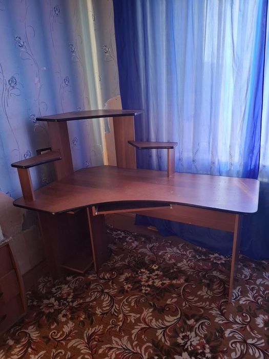 Отдаст бесплатно компьютерный стол