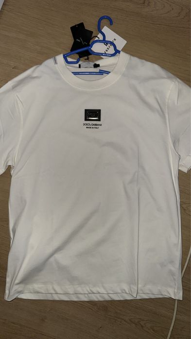 Tricouri diferite modele