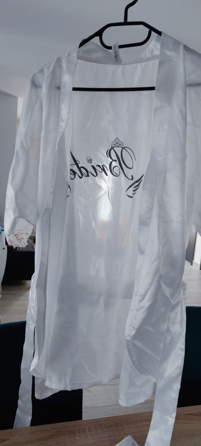 Vând rochie de mireasa + halat alb Bride