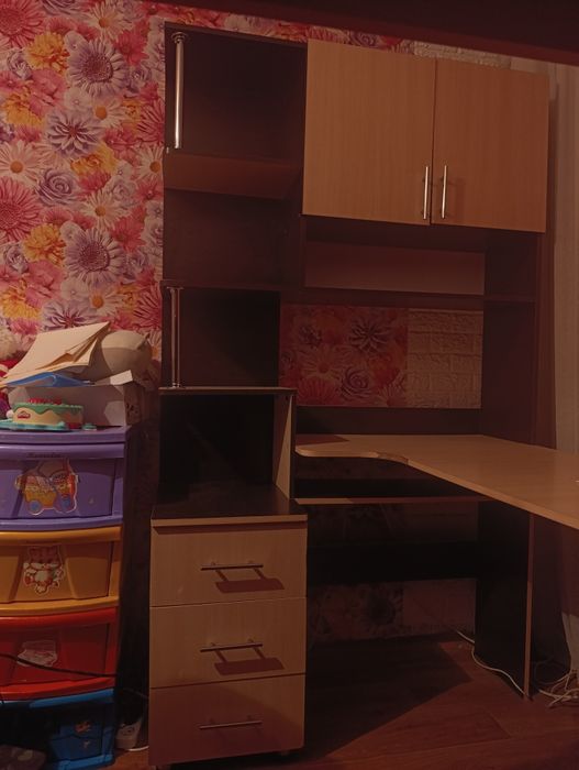 Продам стол, шкаф