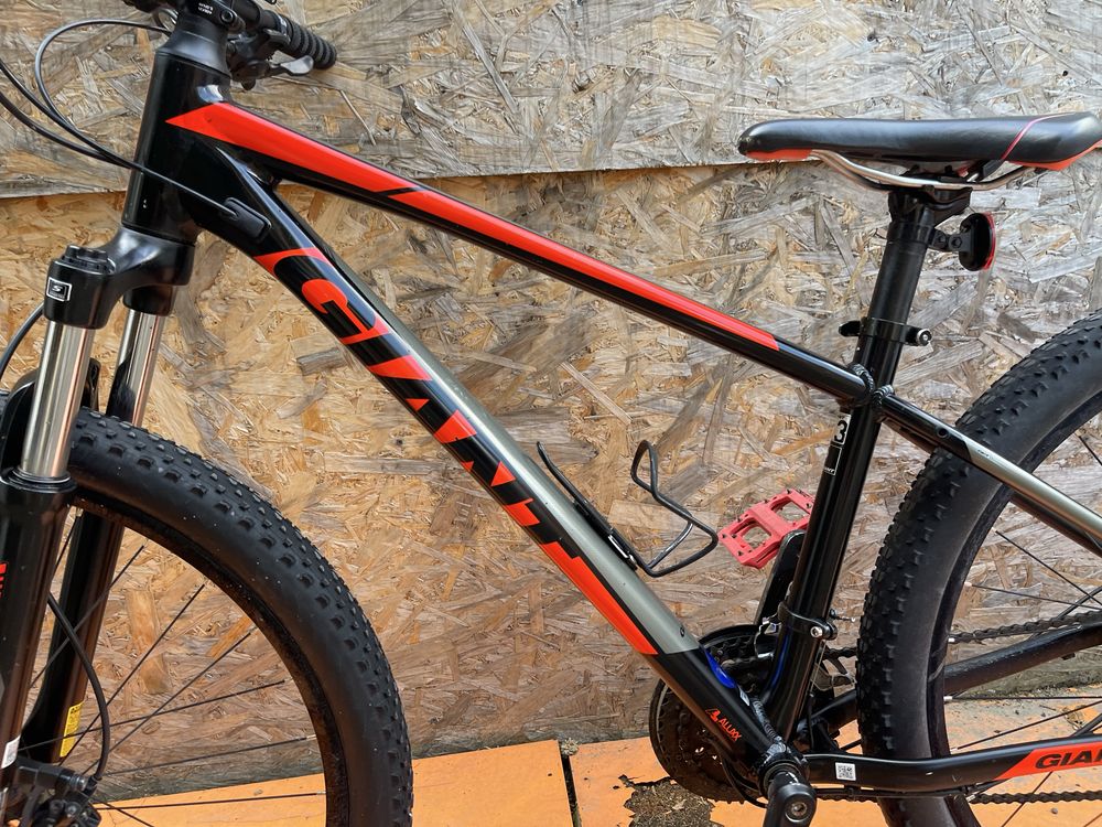 Bicicleta giant frane pe disc hidraulice roti 27.5” cadru aluminiu S