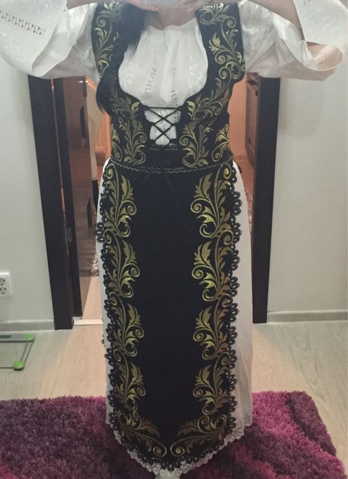 Costum popular stilizat