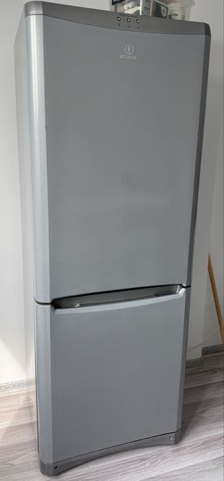 Холодильник Indesit в хорошем состоянии! Все работает! Чистый!