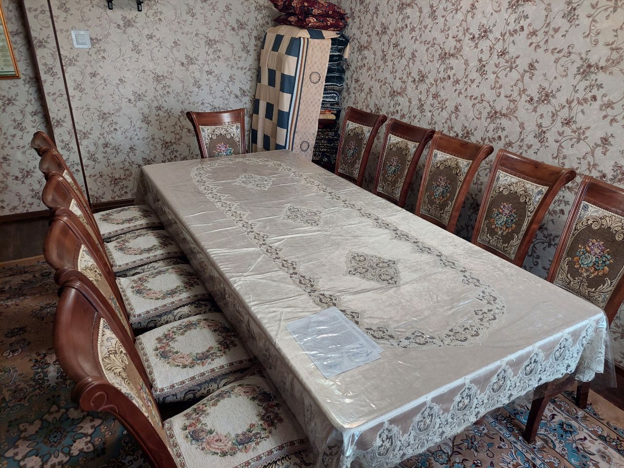 Стол стул, ҳолати яхши, чехоллари билан қўшиб берилади