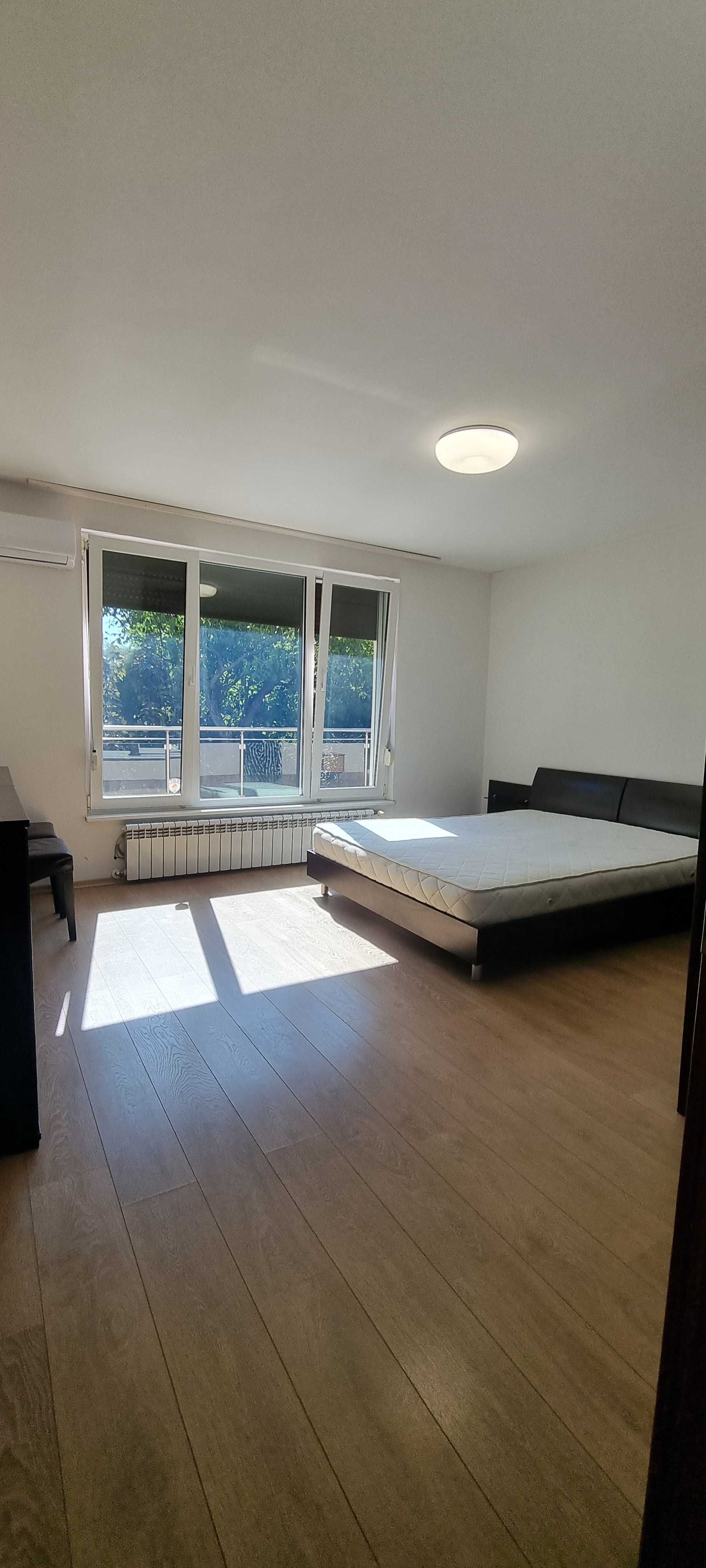 Продава се първи етаж от триетажна къща в кв.Горна баня