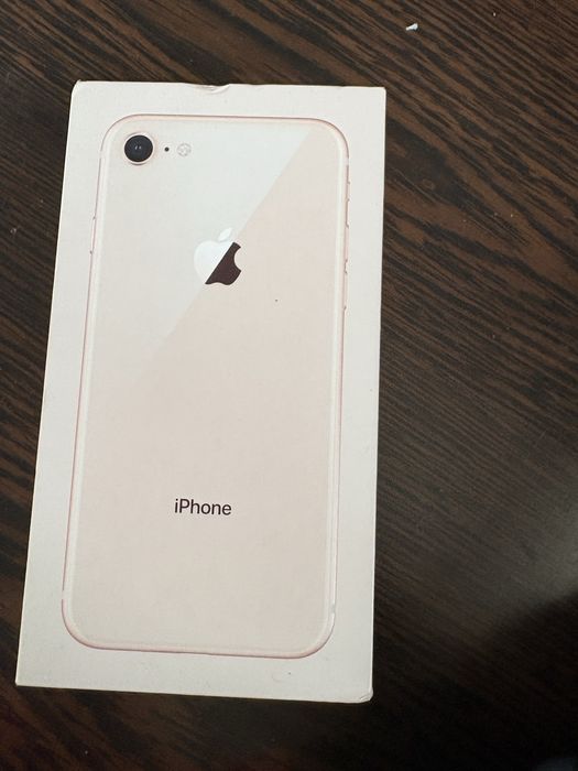 Iphone 8 Rose Gold с зарядно и кутия Дисплея е оригинален