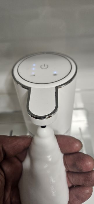 Два броя Ел. Диспенсър с USB зареждане и стойка за Ел четки за баня.