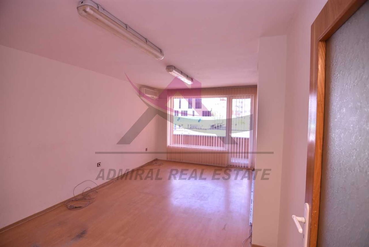 Дава се под наем Магазин в Варна, Базар Левски - 103 кв.м за 805 € - Снимка #2