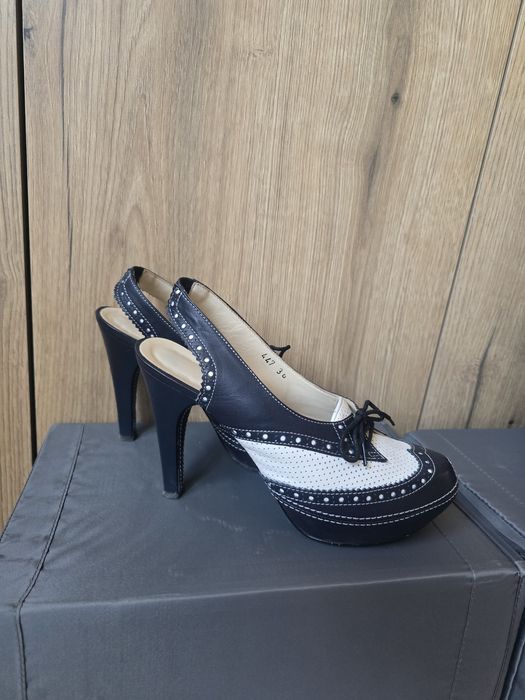 Естествена кожа обувки и сандали, гумени ботуши Love Moschino