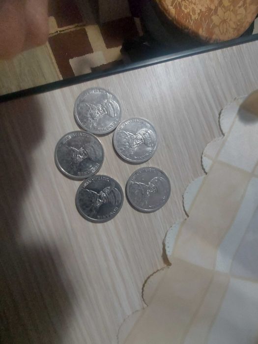 Vand lot medalie comemorativa si 5 monede de 100 de lei