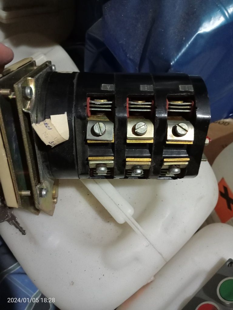 Intrerupator oprit pornit, In 100 amperi, Un 600 volti, 50 hz