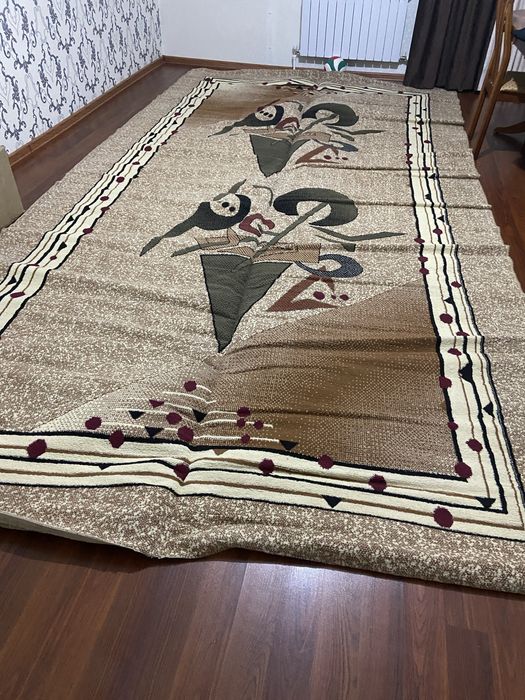 Продам 2 ковра в отличном состоянии размер 5 на 2.5  цена за 2 ковра