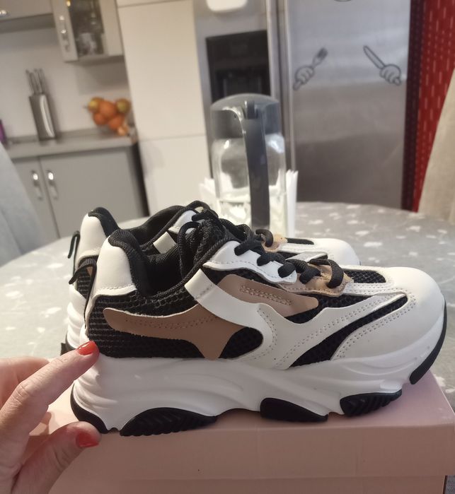 Adidași mărimea 34