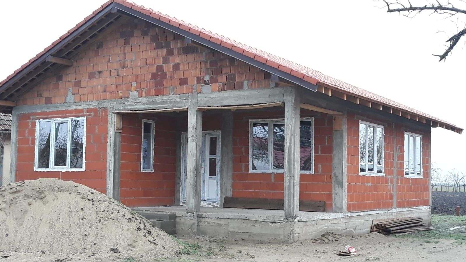 Casa de vanzare in rosu