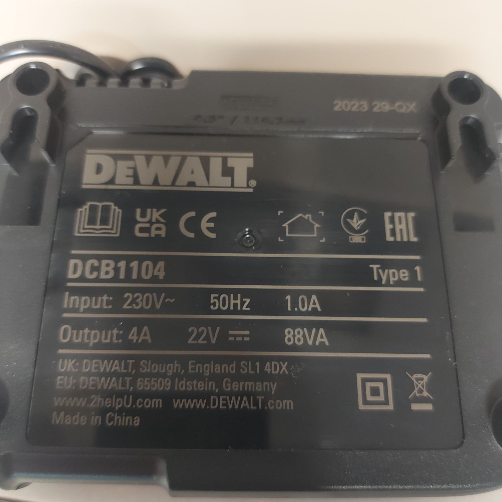 Нов модел зарядно Dewalt DCB1104