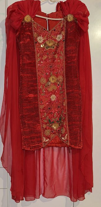 Rochie de seară scurtă cu trenă din spate