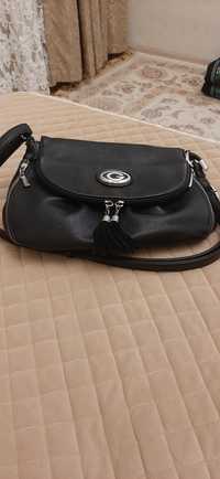 продается женскся кожаная сумочка в отличном состоянии цвет черный