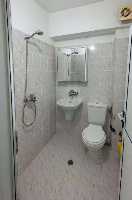 Тристаен апартамент в района на Колхозен пазар!