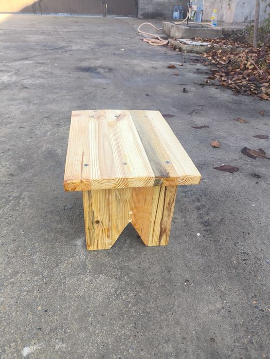 Табуретка из чистого дерева