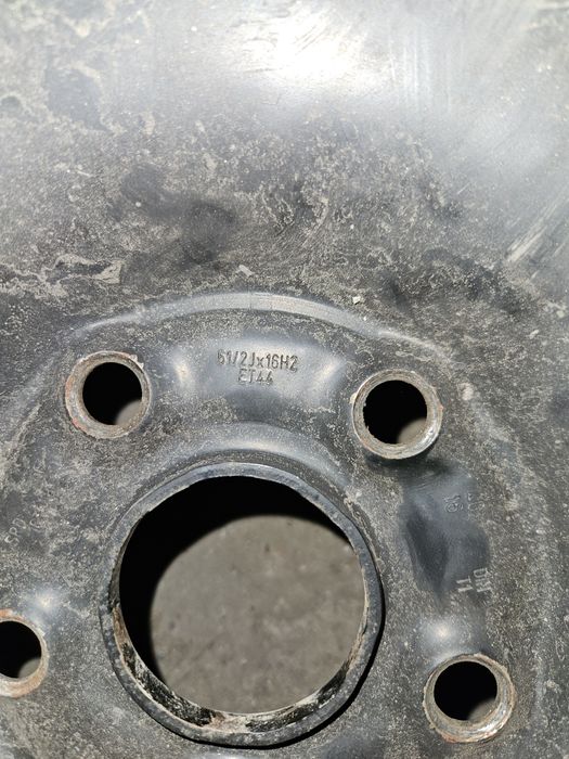 Продавам джанта с гума 205/55/16 1 бр за VAG групата.