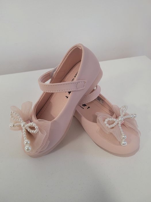 Pantofi noi de fetite