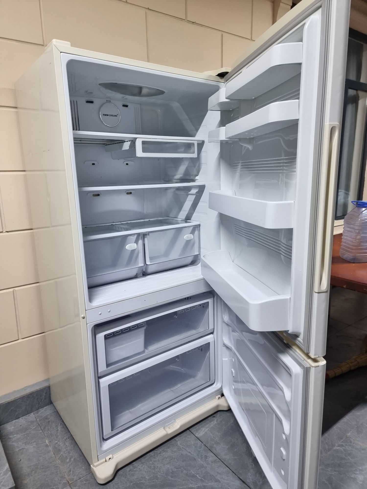 Холодильник большой SAMSUNG.