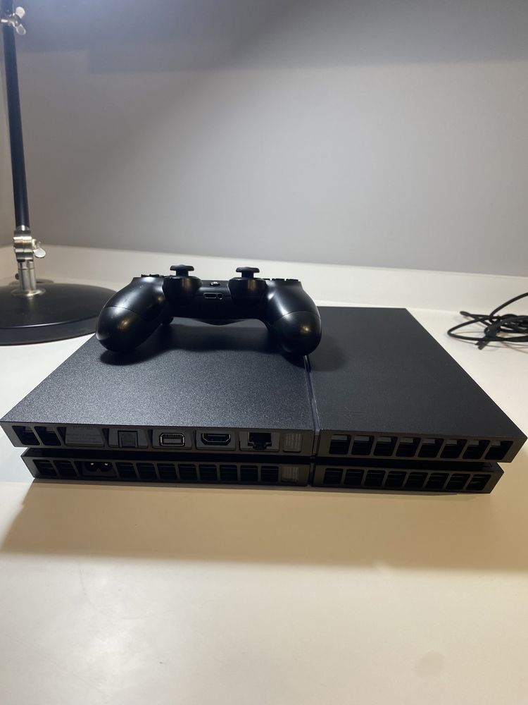 Sony Ps4 1 джойстик + подарък  4 игри