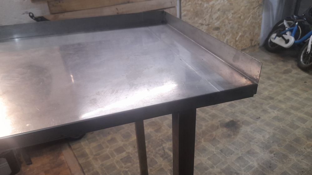 Продавам маса от неръждавейка.