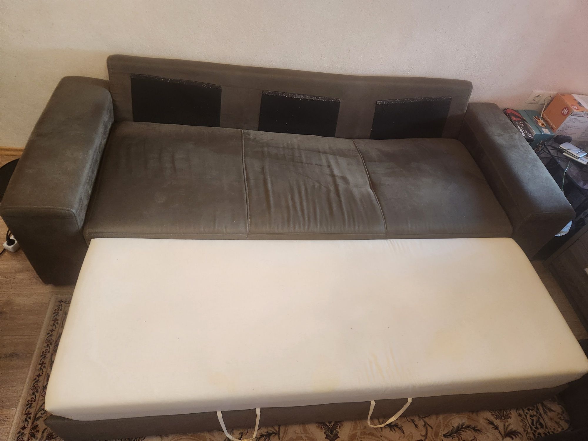 Продавам диван с функция сън
