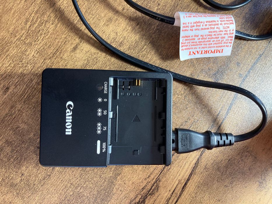 Kit Canon EOS D90 + obiectiv 18 - 135mm USM și încărcător - 200 cadre