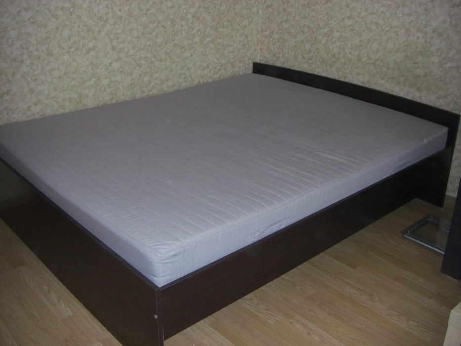Кровать двуспальная с матрасом