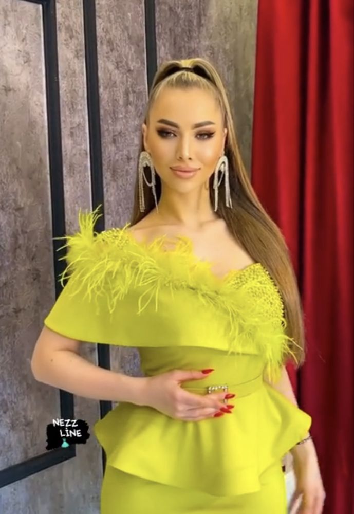 Дамска красива официална рокля с пера и камъни