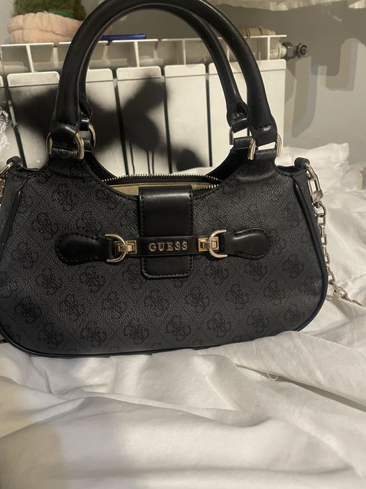 оригинална дамска чанта на Guess