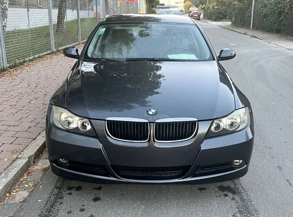 BMW 318i Limuzină