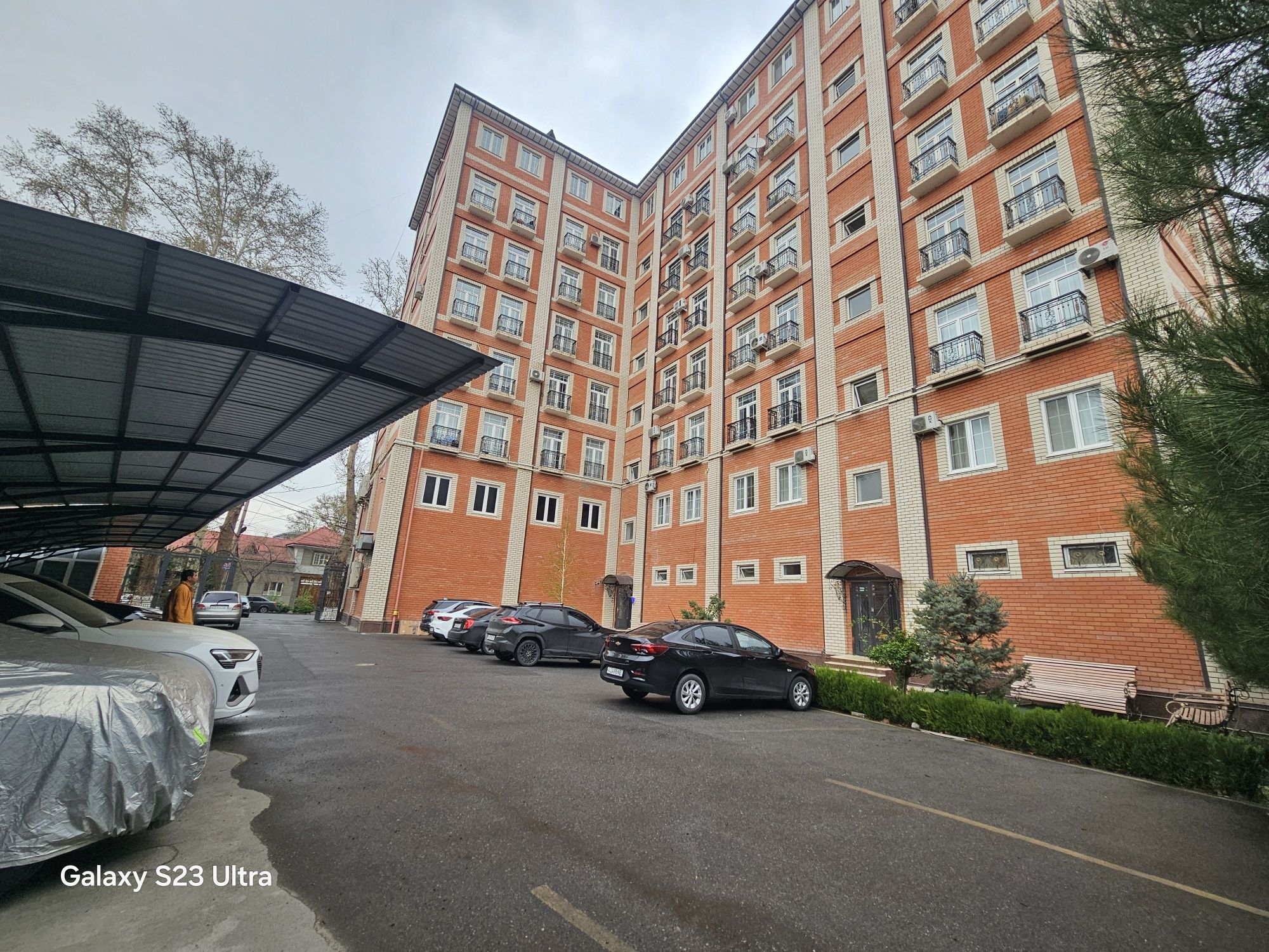 3 xona lik uy sotiladi  aloka bank oldida