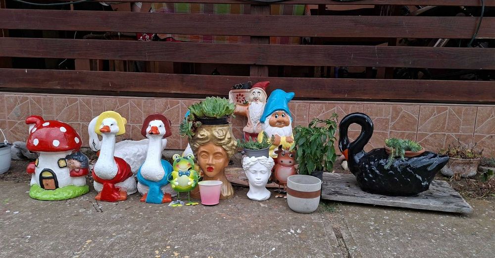 Pitici de gradina , ghivece, decoratiuni