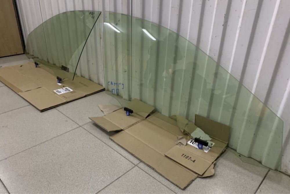 Стекло двери камри 70